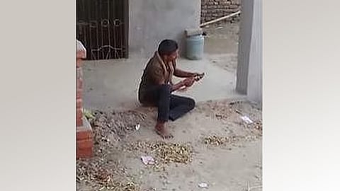 മൂർഖനെ കഴുത്തിലിട്ട് യുവാവിന്റെ അതിസാഹസികത; ഒടുവിൽ പാമ്പിന്റെ കടിയേറ്റ് ദാരുണാന്ത്യം (വീഡിയോ)