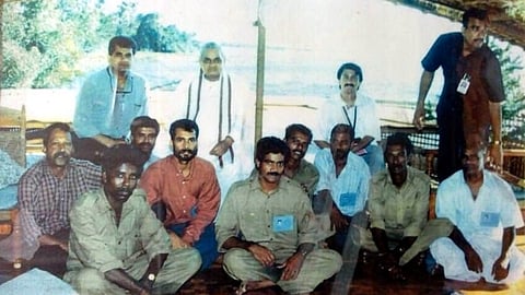 കുമരകത്ത് 2000ൽ എത്തിയ പ്രധാനമന്ത്രി അടൽ ബിഹാരി വാജ്പേയി 
ഹൗസ് ബോട്ടിലെ യാത്രയ്ക്കിടെ അതിലെ ജീവനക്കർക്കൊപ്പം. അമിതാഭ് കാന്ത്, 
ഡോ. വി. വേണു തുടങ്ങിയ ഉന്നത ഉദ്യോഗസ്ഥർ സമീപം