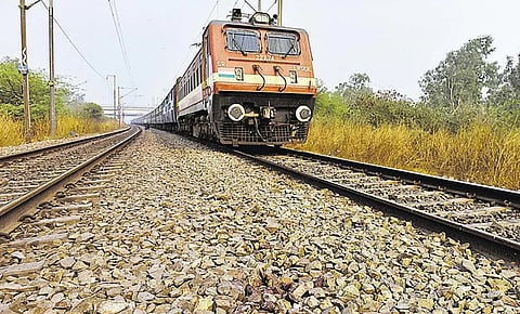 അനാവശ്യമായി ചങ്ങല വലിക്കുന്നത് സെൻട്രൽ റെയിൽവേയുടെ സമയക്രമത്തെ ബാധിക്കുന്നതായി റിപ്പോർട്ട്