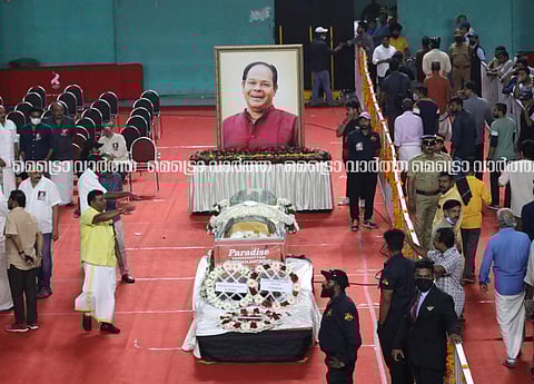 ഒടുവിലെ യാത്രക്കായിന്ന് പ്രിയജനമേ ഞാൻ പോകുന്നു..: സ്മരണകളിരമ്പി ജന്മനാട്ടിലേക്ക് : ഫോട്ടൊ ഗ്യാലറി