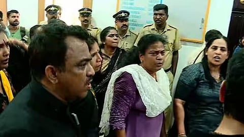 കൊച്ചി കോർപ്പറേഷനിൽ മേയർക്കെതിരെ പ്രതിഷേധം; 3 പേർക്ക് പരിക്ക്