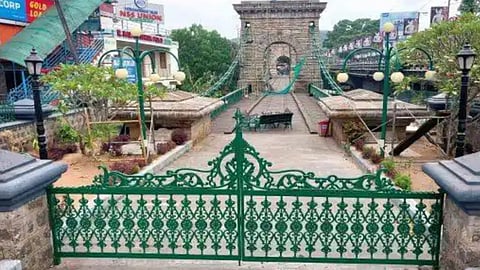 പുനലൂര് തൂക്ക് പാലം അടച്ച് പൂട്ടിയിട്ട് 3 മാസം; നിരാശയോടെ മടങ്ങി ടൂറിസ്റ്റുകൾ