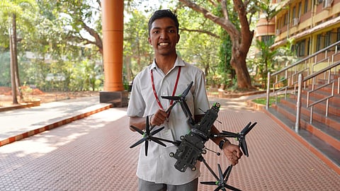 ക്രിസ്റ്റഫറിലെ ആ റിസ്ക്കി ഷോട്ടിനു പിന്നിൽ.: ഹെലിക്യാമിൽ വിസ്മയമെഴുതുന്ന ഇന്ദ്രജിത്ത്