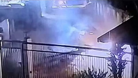 ഓടുന്ന കാറിന് മുകളിലേക്ക് ഇലക്ട്രിക് പോസ്റ്റ് മറിഞ്ഞു വീണു; അത്ഭുതകരമായ രക്ഷപെടൽ