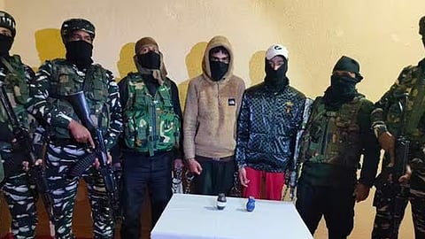 കശ്മീരിൽ രണ്ട് ലഷ്കർ ഭീകരരെ പിടികൂടി സൈന്യം