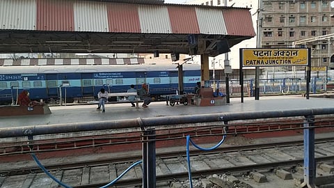 യാത്രക്കാർ നോക്കിനിൽക്കെ പട്ന റെയ്ൽവെ സ്റ്റേഷനിലെ ടെലിവിഷനിൽ അബദ്ധത്തിൽ അശ്ലീല വീഡിയോ പ്രദർശിപ്പിച്ചു