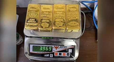 ഡൽഹി വിമാനത്താവളത്തിൽ വന് സ്വർണവേട്ട; ശുചിമുറിയിൽ നിന്ന് 2 കോടിയുടെ സ്വർണകട്ടകൾ പിടികൂടി