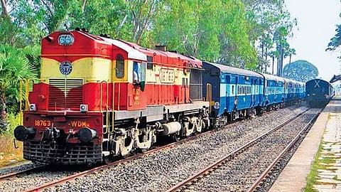 വ്യാജ ടിടിഇയായി വിലസി, യാത്രക്കാരില് നിന്നും പിഴ ഈടാക്കി, എസി കോച്ചില് വിശ്രമം; ഒടുവിൽ പിടിയിൽ