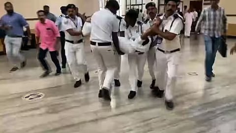 നിയമസഭയിൽ കയ്യാങ്കളി, സ്പീക്കറുടെ ഓഫീസിന് മുന്നിൽ പ്രതിഷേധം: എംഎൽഎ കുഴഞ്ഞു വീണു