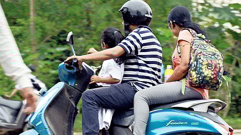 'ഇരുചക്രവാഹനങ്ങളിലെ കുടുംബയാത്ര'; പിഴ ഒഴിവാക്കുന്നത് പരിഗണനയിൽ; കേന്ദ്രത്തിന് കത്തു നൽകും