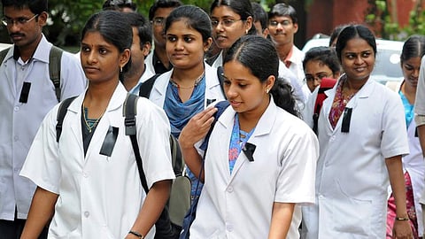 സംസ്ഥാനത്തെ നഴ്സിംഗ് വിദ്യാർത്ഥികളുടെ യൂണിഫോം പരിഷ്ക്കരിക്കാന് തീരുമാനം