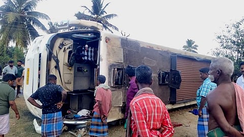 തൃശൂരിൽ നിന്നുള്ള വേളാങ്കണി തീർത്ഥാടകരുടെ ബസ് മറിഞ്ഞ് അപകടം; 4 മരണം; 40 ഓളം പേർക്ക് പരിക്ക്