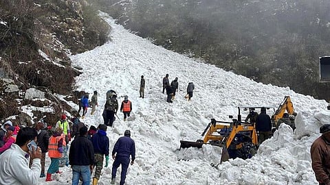 സിക്കിമിൽ ഹിമപാതം; 6 വിനോദസഞ്ചാരികൾ മരിച്ചു, നിരവധി പേർ കുടുങ്ങിക്കിടക്കുന്നു (വീഡിയോ)