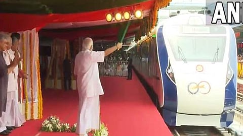 കുതിച്ചു പാഞ്ഞ് വന്ദേഭാരത്; പ്രധാന മന്ത്രി ഫ്ലാഗ് ഓഫ് ചെയ്തു