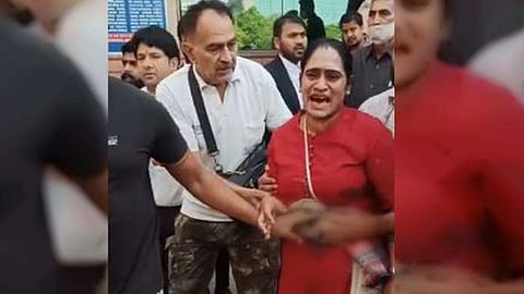 ഡൽഹി സാകേത് കോടതി വളപ്പിൽ വെടിവയ്പ്പ്: ഒരു സ്ത്രീക്ക് പരുക്കേറ്റു