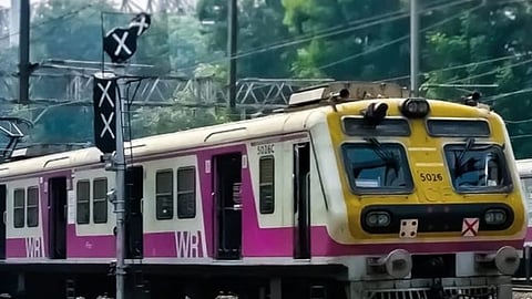 മുംബൈ ലോക്കൽ ട്രെയിനുകളുടെ തത്സമയ ട്രാക്കിംഗിനായി പശ്ചിമ റെയിൽവേയുടെ യാത്രി ആപ്പ് നാളെ മുതൽ