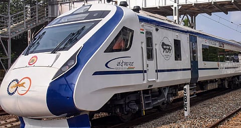 വന്ദേഭാരത് എക്സ്പ്രസിന്റെ സമയക്രമം പുറത്തു വിട്ടു; ഷൊർണൂരിലും സ്റ്റോപ്പ്, വ്യാഴാഴ്ച്ചകളിൽ സർവ്വീസില്ല