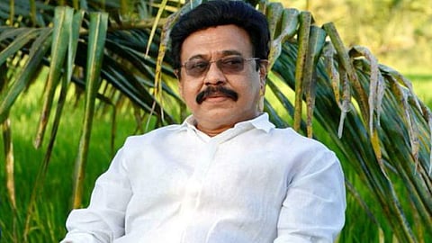 'കാശു മേടിച്ചിട്ട് കൊഞ്ഞനം കുത്തിക്കാണിക്കുന്ന അഭിനേതാക്കളെ വരച്ച വരയിൽ നിർത്തണം'; വിനയൻ