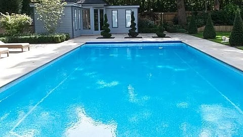 നീന്തൽ കുളത്തിലേക്ക് ചാടിയ യുവാവ് വീണത് 72 കാരന്റെ മുകളിൽ; ദാരുണാന്ത്യം