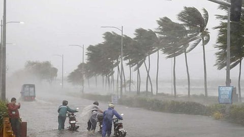 അടുത്ത 5 ദിവസം സംസ്ഥാനത്ത് ഇടിമിന്നലോട് കൂടിയ മഴയ്ക്കും ശക്തമായി കാറ്റിനും സാധ്യത; മുന്നറിയിപ്പ്