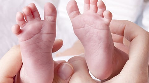 ന്യൂമോണിയ മാറാൻ മാസങ്ങള് മാത്രം പ്രായമുള്ള കുഞ്ഞുങ്ങളെ ഇരുമ്പ് ദണ്ഡ് പഴുപ്പിച്ച് പൊള്ളിച്ചു; ആരോഗ്യനില ഗുരുതരം