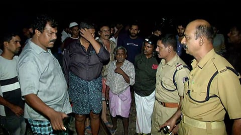 ട്രെയിനിൽ യാത്രക്കാരൻ സഹയാത്രികരെ തീകൊളുത്തി