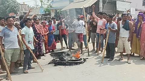 കൂട്ട ബലാത്സംഗത്തിനിരയായ 15 കാരിയെ പൊലീസുകാർ റോഡിലൂടെ വലിച്ചിഴച്ചു; പ്രതിഷേധം