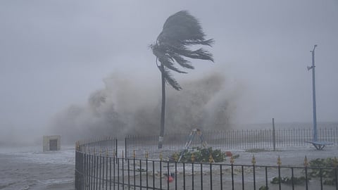 കടലില് പോവരുത്; 55 കിലോമീറ്റർ വരെ വേഗത്തിൽ ശക്തമായ കാറ്റിനും മോശം കാലാവസ്ഥയ്ക്കും സാധ്യത; ജാഗ്രത