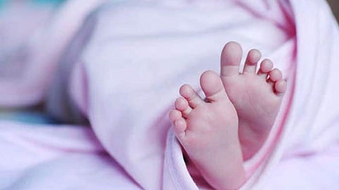 തിരുവനന്തപുരത്ത് നവജാത ശിശുവിനെ 3 ലക്ഷം രൂപക്ക് വിറ്റു; വിൽപ്പന നടന്നത് തൈക്കാട് ആശുപത്രിയിൽ