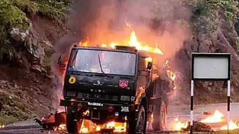 ജമ്മുകാശ്മീരിൽ സൈനിക വാഹനത്തിന് നേരേയുണ്ടായത് ഭീകരാക്രമണം; 5 ജവാന്മാർക്ക് വീരമൃത്യു