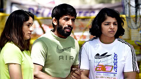 കേസ് പിൻവലിക്കാൻ സമ്മർദ്ദം, പണം വാഗ്ദാനം ചെയ്യുന്നു: ആരോപണവുമായി ഗുസ്തിതാരങ്ങൾ