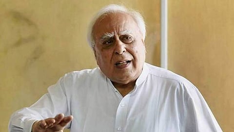 ആർട്ട് ഓഫ് എലിമിനേഷൻ: അതീഖിന്റെയും സഹോദരന്റെയും കൊലപാതകത്തിൽ 8 സംശയങ്ങൾ ഉന്നയിച്ച് കപിൽ സിബൽ