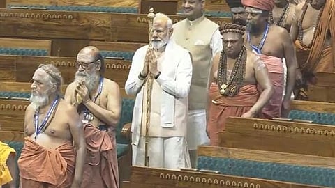 പുതിയ പാർലമെന്റ് മന്ദിരം രാജ്യത്തിന് സമർപ്പിച്ച് പ്രധാനമന്ത്രി: നിലവിളക്ക് കൊളുത്തി ഉദ്ഘാടനം, ചെങ്കോൽ സ്ഥാപിച്ചു (video)