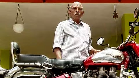 "വീട്ടിലിരുന്ന എനിക്ക് ഹെൽമറ്റ് വയ്ക്കാത്തതിന് പിഴ", പരാതിയുമായി 62കാരന്