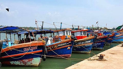 കരയ്ക്കടുപ്പിച്ചിരിക്കുന്ന മത്സ്യബന്ധന ബോട്ടുകൾ.