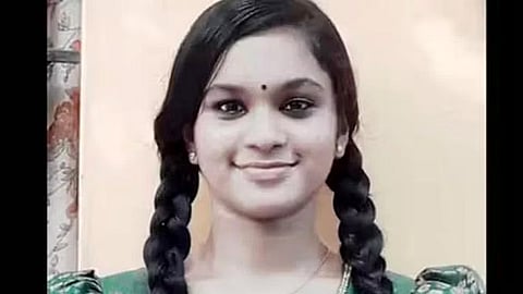 ''എന്നോടൊപ്പം ജീവിച്ചില്ലെങ്കിൽ
ജീവിതം നശിപ്പിച്ചുകളയും'', യുവാവ് ശല്യം ചെയ്തിരുന്നതായി രാഖിശ്രീയുടെ അച്ഛന്