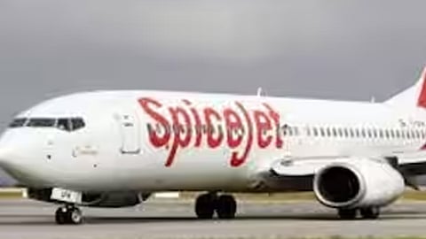 കരിപ്പൂർ വിമാനത്താവളത്തിലിറക്കേണ്ട വിമാനം നെടുമ്പാശേരിയിൽ ഇറക്കി: പ്രതിഷേധവുമായി യാത്രക്കാർ