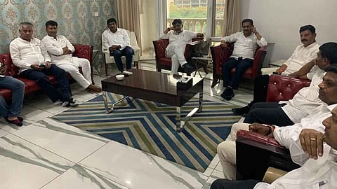 ഡി.കെ. ശിവകുമാർ അനുയായികളെ കണ്ടു