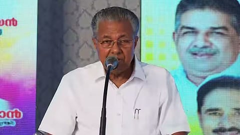 കൊല്ലത്ത് മുഖ്യമന്ത്രിക്ക് നേരെ കരിങ്കൊടി കാണിച്ച് ആർവൈഎഫ് പ്രവർത്തകർ