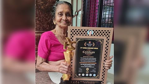 മീനാക്ഷിയേട്ടി പനക്കൂൽ പയമകൾക്കു ലഭിച്ച അവാർഡുകളുമായി.