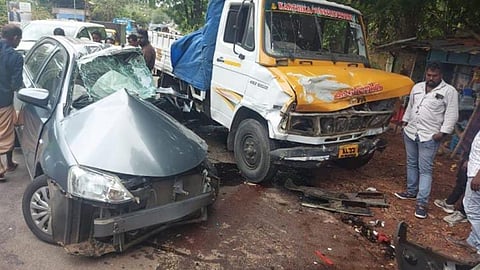 ചിങ്ങവനത്ത് നിയന്ത്രണം വിട്ട കാറും മിനി ലോറിയും കൂട്ടിയിടിച്ച് 2 പേർക്ക് പരുക്ക്