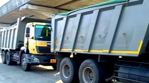 ഇടുക്കിയിൽ നിന്നുള്ള മാലിന്യം കളമശേരിയിൽ തള്ളാൻ ശ്രമം; 3 ലോറികൾ പിടികൂടി