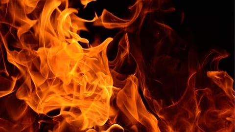 Fire breaks out in Pathanamthitta; 2 shops gutted