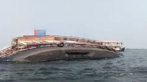 വേമ്പനാട്ടുകായലിൽ ഹൗസ് ബോട്ട് മുങ്ങി: ബോട്ടിലുണ്ടായിരുന്നവരെ രക്ഷിച്ചു