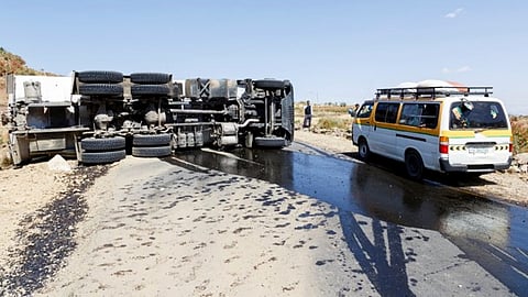 അഹമ്മദാബാദ് ദേശീയ പാതയിൽ ഓയിൽ ടാങ്കർ മറിഞ്ഞ് ചോർച്ച; 2 മണിക്കൂർ ഗതാഗതം തടസപ്പെട്ടു