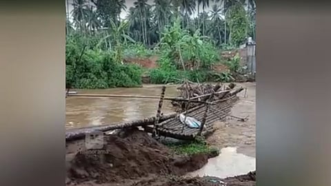 കോഴിക്കോട് കനത്ത മഴ: താത്കാലിക പാലം ഒലിച്ചു പോയി