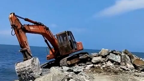 കോതി അഴിമുഖത്ത് നിർമാണത്തിനിടെ ജെസിബി മറിഞ്ഞു; ഡ്രൈവർക്ക് പരിക്ക്