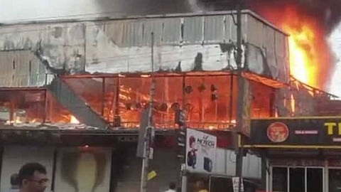 മലപ്പുറത്ത് വൻതീപിടുത്തം: ഓട്ടോ സ്പെയർ പാർട്സ് കട പൂർണമായി കത്തി നശിച്ചു