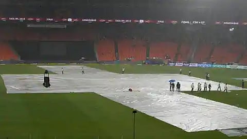 മഴ തോരുന്നില്ല; ഐപിഎൽ ഫൈനൽ വൈകുന്നു