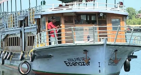 30 പേരെ കയറ്റാവുന്ന ബോട്ടിൽ 68 പേർ: ആലപ്പുഴയിൽ ബോട്ട് കസ്റ്റഡിയിലെടുത്തു